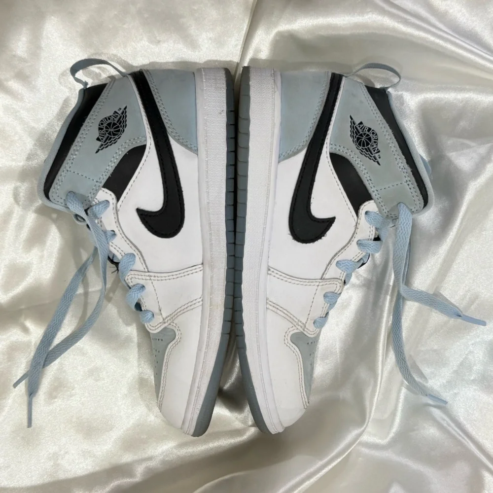 Nike Air Jordan Retro 1 MID SE Sneakers UNC Ice Blue Size 3Y Streetwear Sporty